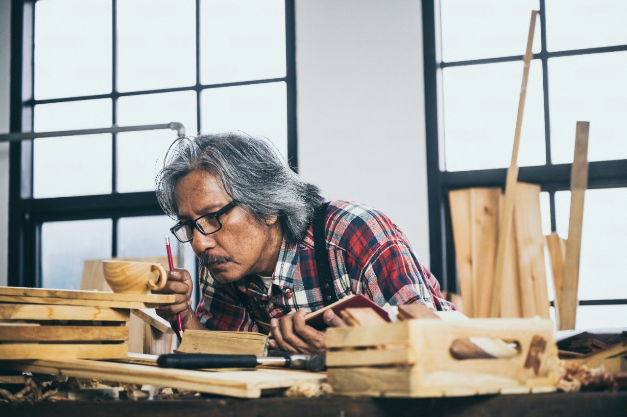 Wooden component quality check during furniture production